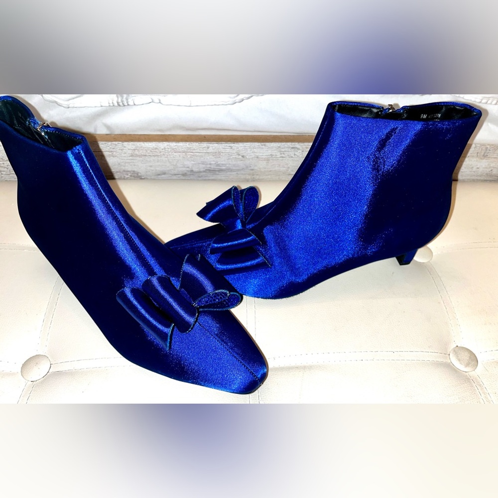 Brand new catos Blue Satin Bow Accent Women's Ankle Boots kitten heels 9